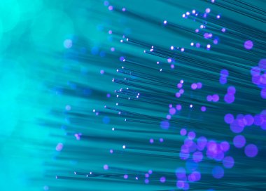 Optik fiber dinamik teknoloji arka planının derinliklerinden uçuyor.