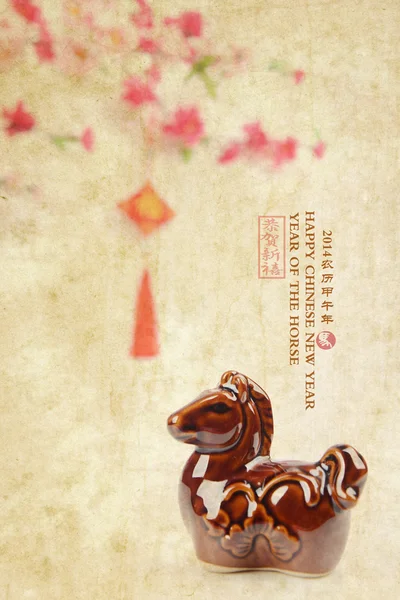 Ceramiczny koń z pamiątkami na stary papier, chińskiej kaligrafii. słowo fo — Zdjęcie stockowe