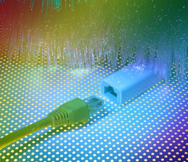 Netzwerkkabel und Hub-Nahaufnahme mit Glasfaser-Hintergrund — Stockfoto