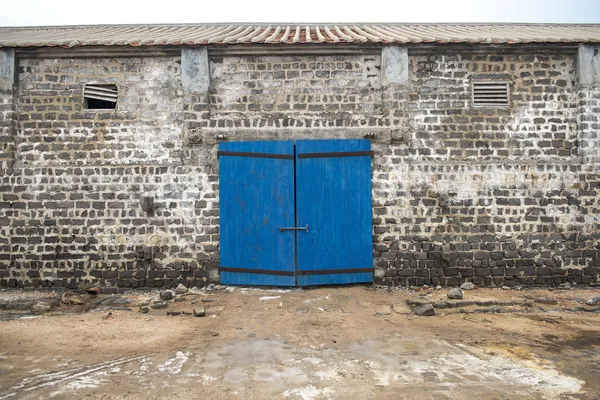 Muro di antico fienile in legno con porta — Foto Stock