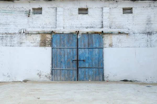 Стена из старинного деревянного сарая с дверью — стоковое фото
