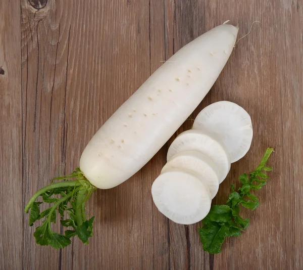 Rabanete Daikon no fundo de madeira — Fotografia de Stock