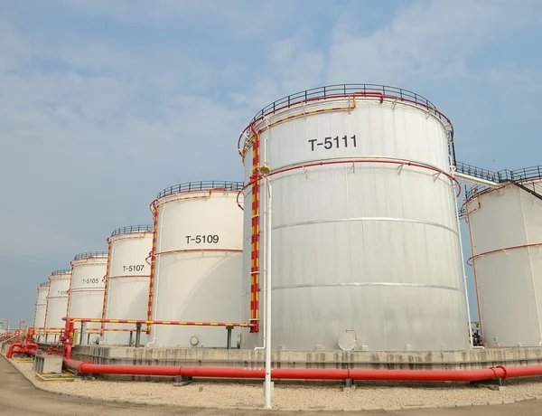 Big Industrial oil tanks in a refinery — Stock Photo, Image