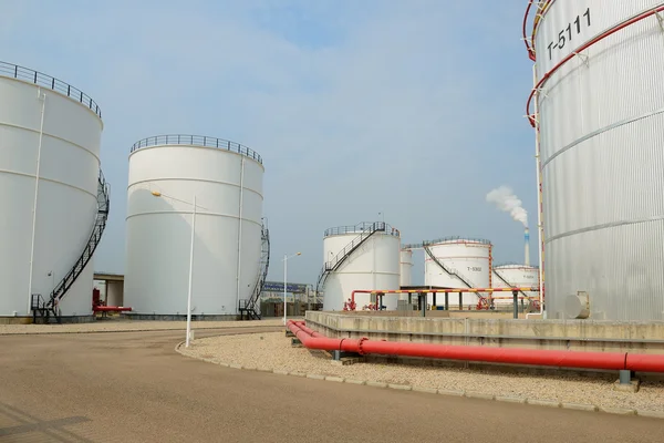 Grandes tanques de petróleo industrial em uma refinaria — Fotografia de Stock