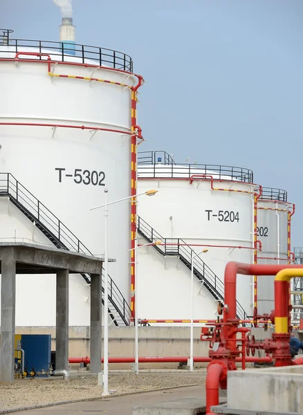 Velké průmyslové olejové nádrže v rafinerii — Stock fotografie