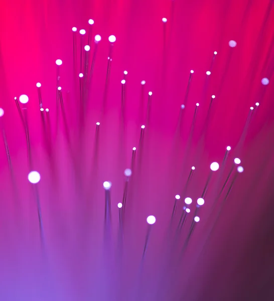 Optik fiber dinamik teknoloji arka planının derinliklerinden uçuyor. — Stok fotoğraf