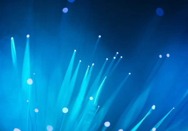 Оптические волокна динома летать из глубины на технологическом фоне — стоковое фото