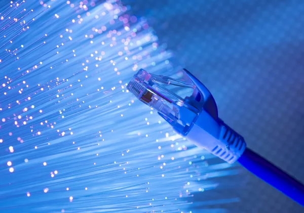 Nätverkskabel med högteknologisk teknik färg bakgrund — Stockfoto