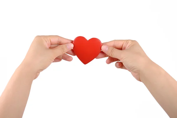 Mani in possesso di scatola regalo a forma di cuore rosso — Foto Stock