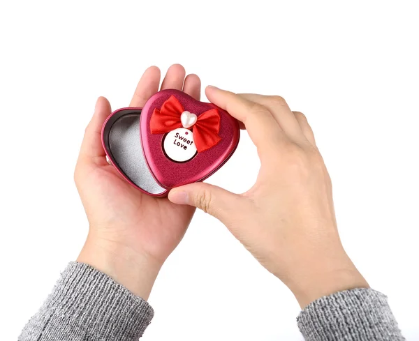 Mãos segurando caixa de presente forma coração vermelho — Fotografia de Stock