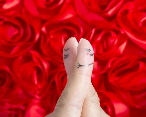 Casal feliz no amor com sorrisos pintados e abraços — Fotografia de Stock