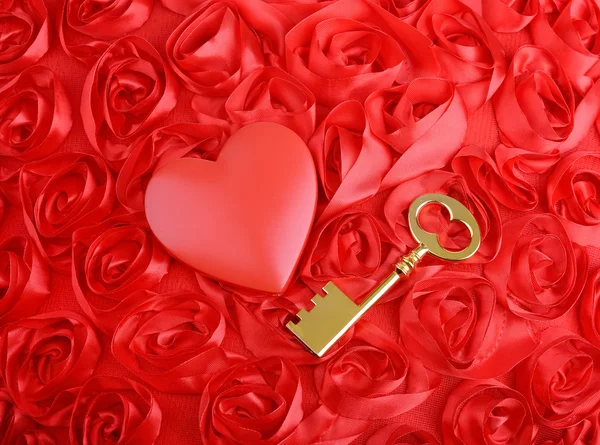 Sevginin sembolü olarak gül yaprakları ile altın anahtar — Stok fotoğraf