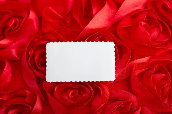 Tarjeta en blanco con forma de sello con pétalos de rosa como símbolo de amor — Foto de Stock