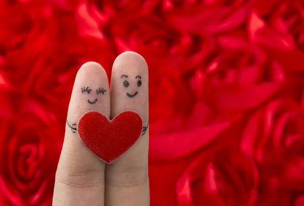 Glückliches verliebtes Paar mit gemaltem Smiley und Umarmung — Stockfoto