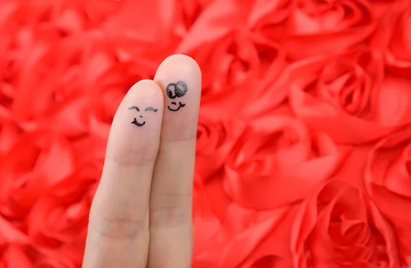 Gelukkige paar in liefde met geschilderde smiley en knuffelen — Stockfoto