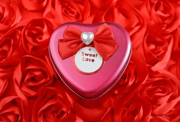 Rotes Herz Dekoration mit Hochzeitsbonbons Box auf rosa Hintergrund — Stockfoto