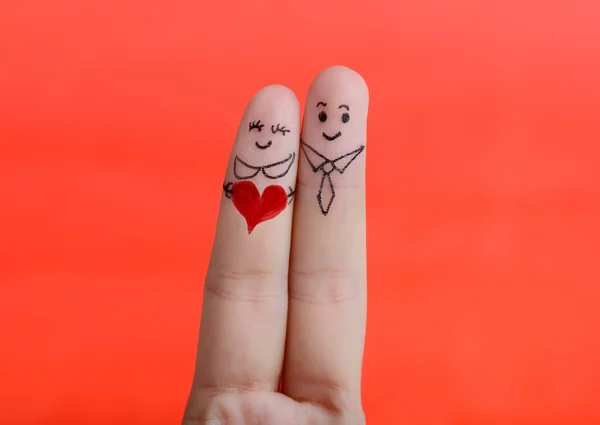 Gelukkige paar in liefde met geschilderde smiley en knuffelen — Stockfoto