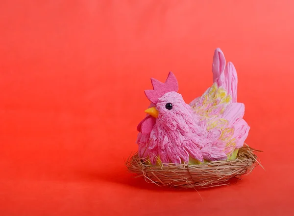 Пасхальная курица на красном фоне — стоковое фото