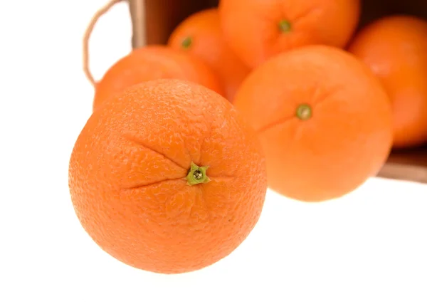 Tangerinas saborosas maduras com folhas em caixa de madeira — Fotografia de Stock