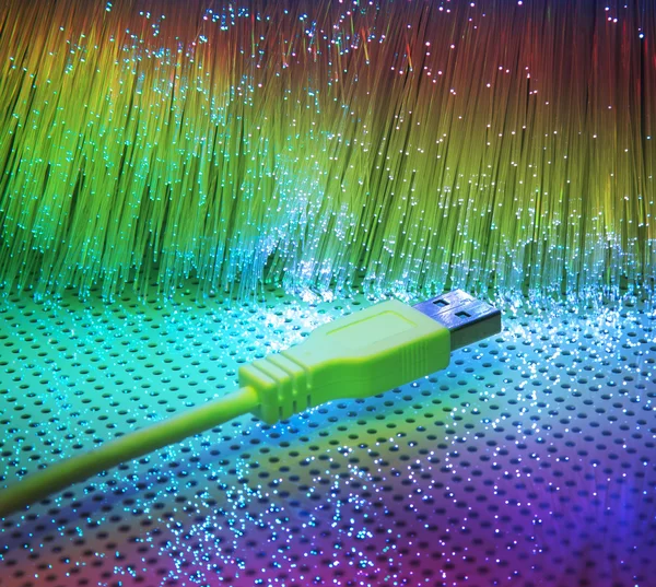 USB csatlakozó a Vértes fiber optikai háttérrel — Stock Fotó