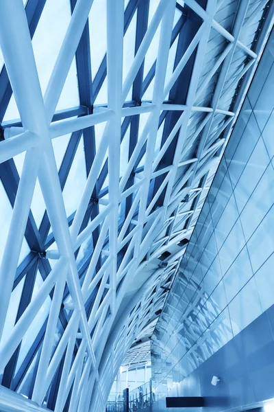파란색 유리 벽을 정교하게 만드는 현대 사무실 건물 — 스톡 사진