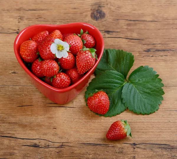 Aardbeien in rood hart vorm kom — Stockfoto