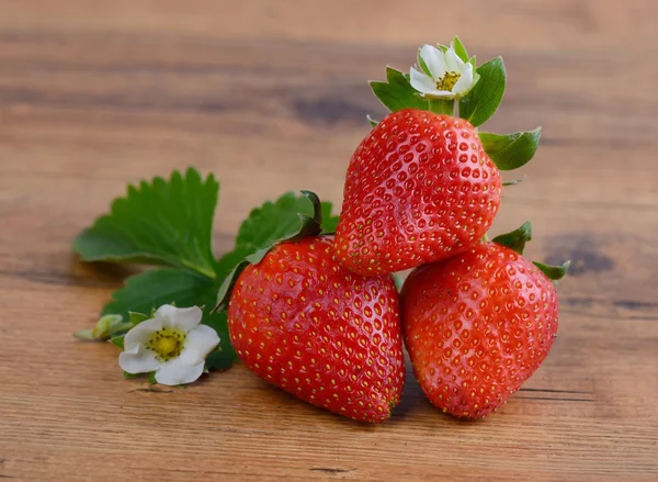 Fresas en forma de corazón rojo bowl — Foto de Stock