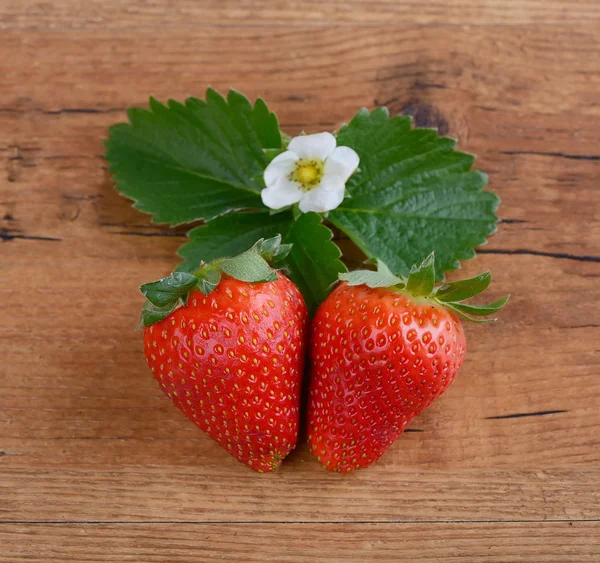 빨간 심 혼 모양 그릇에 딸기 — 스톡 사진