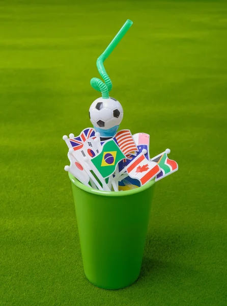 Beber palha em copo verde com muitas bandeira da nação — Fotografia de Stock