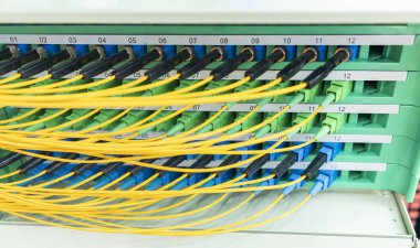 Fiber optik ağ kablosu iletişim dağıtım noktasına bağlanıyor