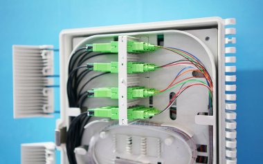 Fiber optik ağ kablosu iletişim dağıtım noktasına bağlanıyor