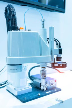 Endüstri 4.0 ve teknoloji konsepti için imalat endüstrisindeki akıllı robotlar. Zenginlik fabrikasındaki robotik görüş sensör kamera sistemi