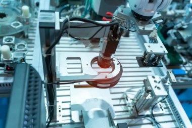 Endüstri 4.0 ve teknoloji konsepti için imalat endüstrisindeki akıllı robotlar. Zenginlik fabrikasındaki robotik görüş sensör kamera sistemi