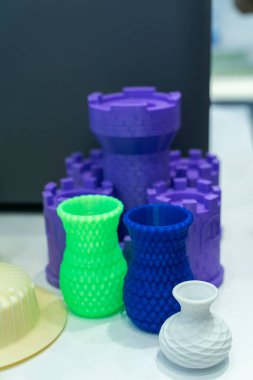 vazoyu kapat nesne 3D yazıcıyı yakın çekimde yazdırdı. İlerici modern katkı teknolojisi 4.0 endüstriyel devrim