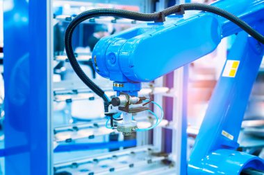 Endüstriyel imalat fabrikasında robotik el makinesi, Akıllı fabrika sektörü 4.0 konsepti.