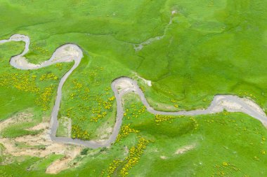 Sichuan, Çin 'deki nehir manzarasının havadan görüntüsü