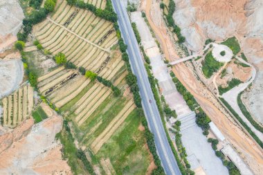 Çin 'in Qinghai eyaletinin ulusal geopark' ındaki Danxia kırmızı kumtaşı üzerindeki Anayol Manzarası.