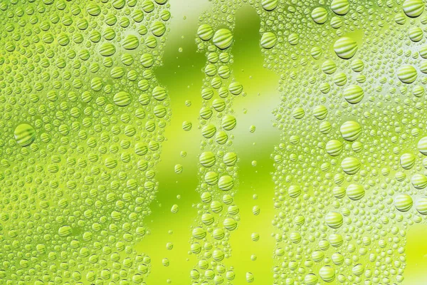 Droppar Vatten För Bakgrunden Fönsterglas Med Grön Bakgrund — Stockfoto