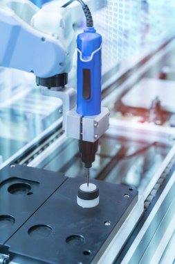 Mobil endüstriyel üretim fabrikasında otomatik robot matkap aleti