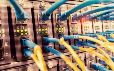 Fiber Optik kablolar optik portlara ve UTP 'ye bağlandı, ethernet portlarına bağlı ağ kabloları