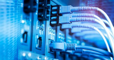 Fiber Optik kablolar ethernet portlarına bağlı optik portlara ve ağ kablolarına bağlı