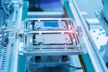 akıllı makine cep telefonu fabrikasında çalışıyor, akıllı fabrika endüstrisi 4.0 konsepti.