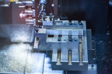 CNC değirmen makinesi ayakkabı kalıbını kesiyor.