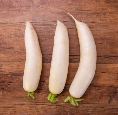 Ahşap arka planda Daikon turpu