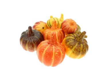 Sonbaharın suni suni ürünleri beyaz arka planda izole edilmiş balkabakları, Cadılar Bayramı konsepti