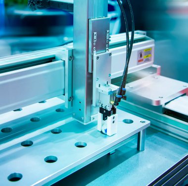 Akıllı bir fabrikada otomatik robot. Montaj satırı