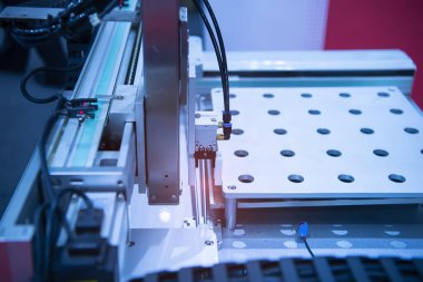 Akıllı bir fabrikada otomatik robot. Montaj satırı