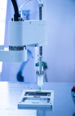 Otomatik tutkal şırıngası cep telefonu fabrikasına enjekte ediliyor