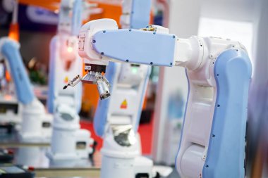 Akıllı bir fabrikada otomatik robot. Montaj satırı