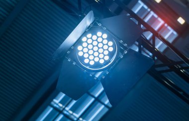 Alışveriş merkezinin çatısında LED ışığı.